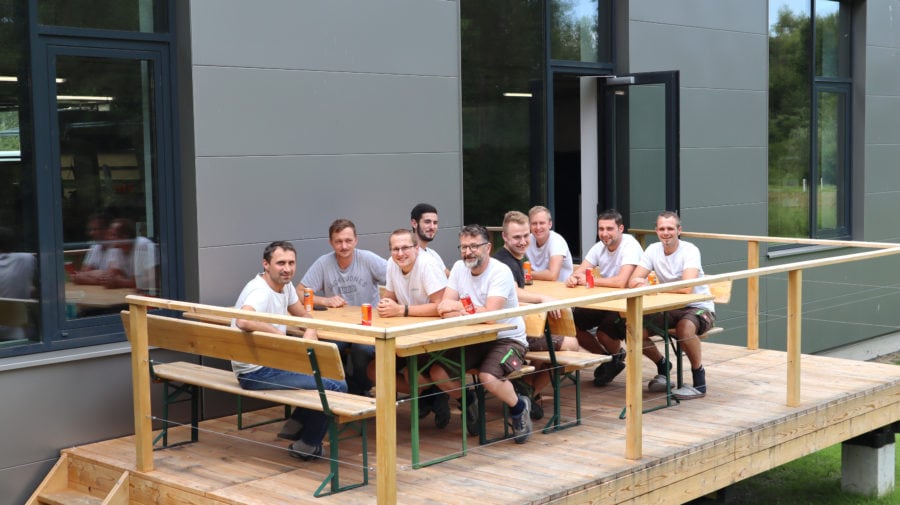 mittagspause-auf-eigener-terrasse-tischlerei_innenarchitektur_wagenleitner_senftenbach